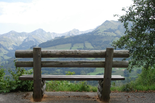 Banc de bois et chaîne des Vanils copie 2